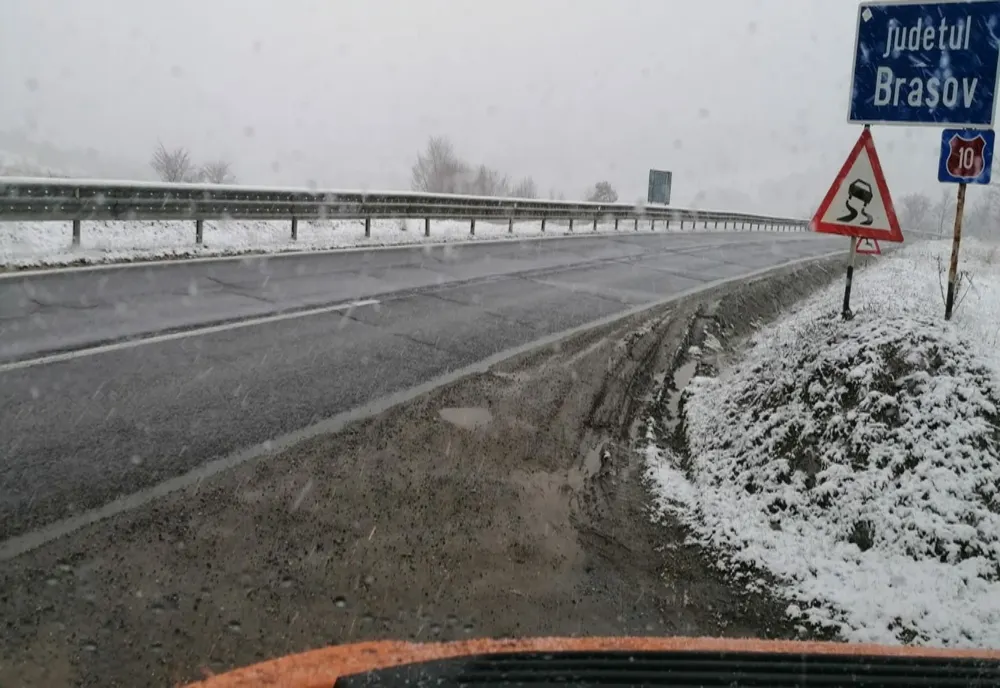 VIDEO Iarna a revenit în forță în zona montană!