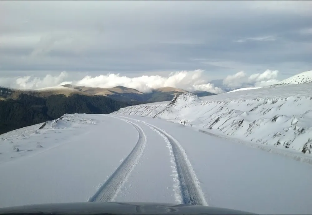 VIDEO|Ninge pe Transalpina! Evitați deplasarea dacă nu aveți autovehicule echipate de iarnă 