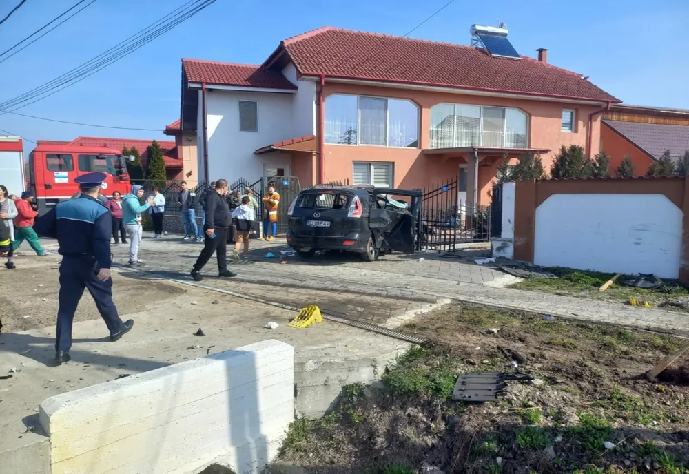 Patru maşini şi un autotren implicate, într-un accident în Gorj. Patru persoane, printre care doi copii, rănite, intervine elicopterul SMURD