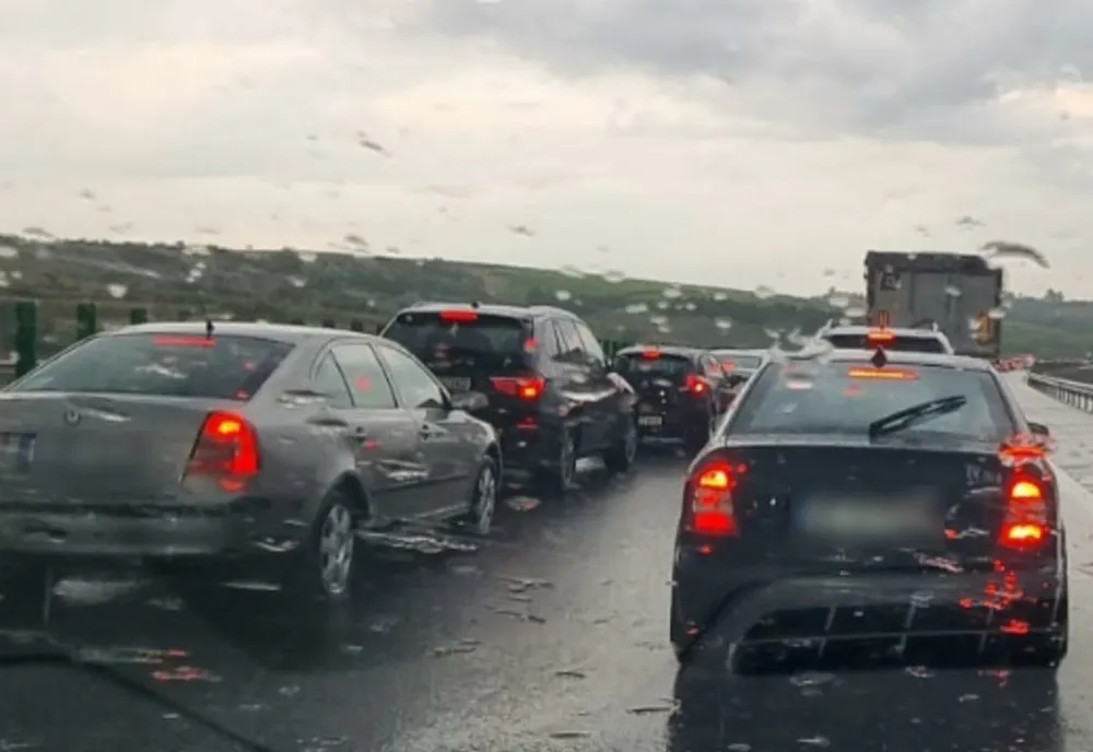 Amendă usturătoare pentru șoferii care stropesc pietonii când plouă