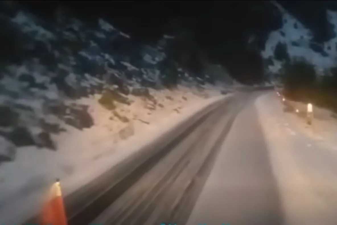 Deszăpezire pe Transfăgărășan. Drumarii intervin cu lame și material antiderapant | VIDEO