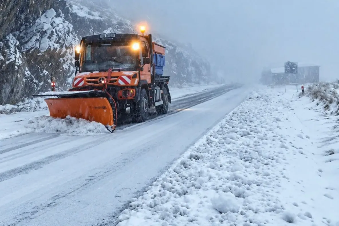 Ninsori abundente pe Transfăgărășan: DRDP Brașov analizează închiderea circulației