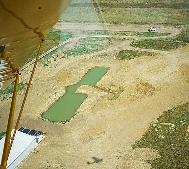 Aerodromul de lângă Târgu Jiu se laudă cu primul lac în formă de avion din lume