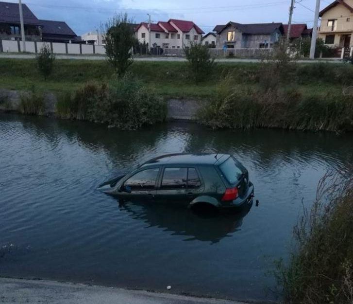 O mașină a fost ”parcată” în Jiu