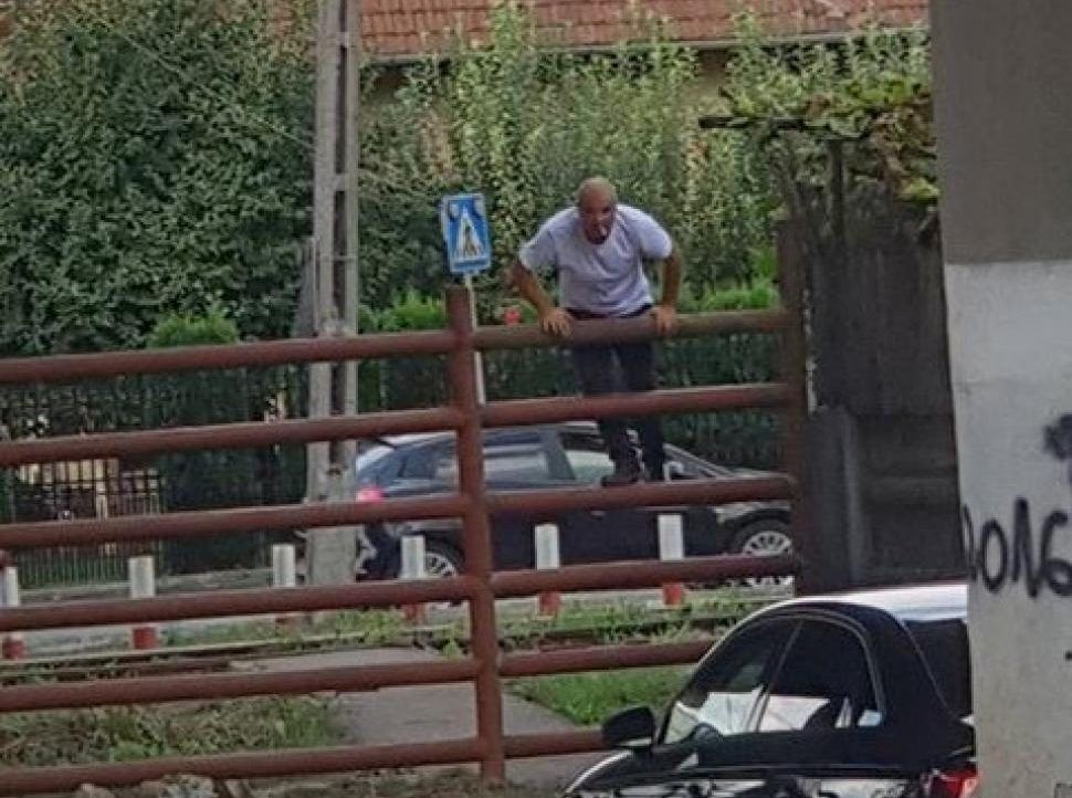 Un gard prea înalt. Cum rezolvă Primăria problema de sub Pasarela din Târgu Jiu