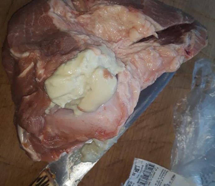 Supermarket din Târgu Jiu, amendat după ce a vândut carne cu puroi