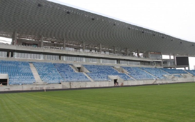 Lucrările de finalizare ale stadionului din Târgu Jiu, în bătaia vântului