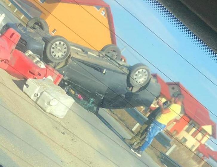 Mașină răsturnată pe șoseaua de centură din Târgu Jiu