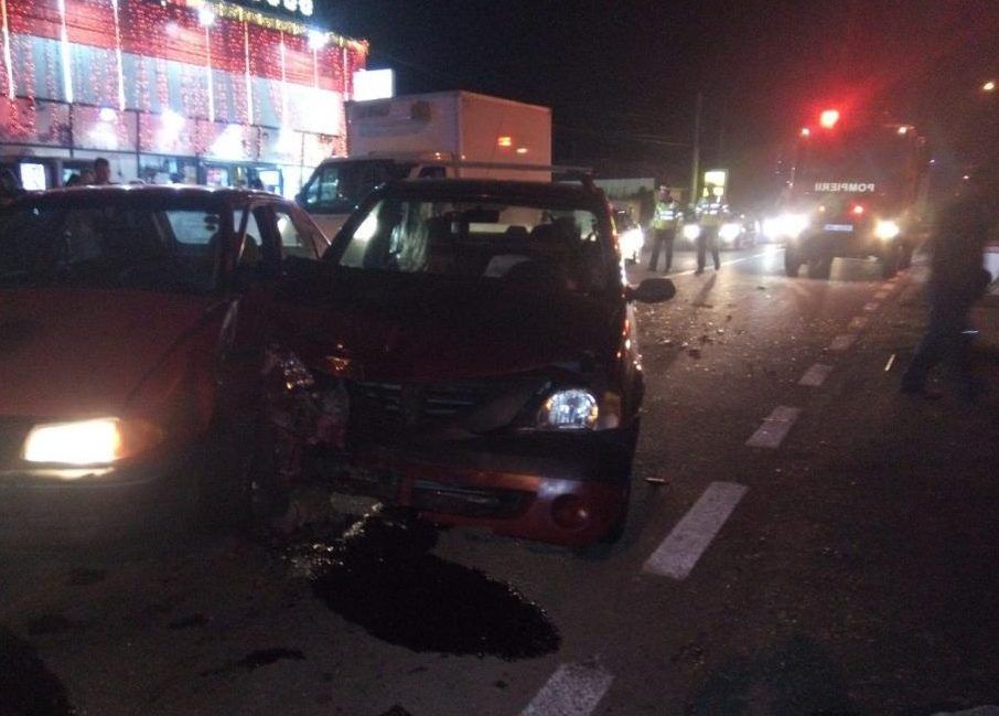 Accident la Târgu Jiu. Două persoane au ajuns la spital
