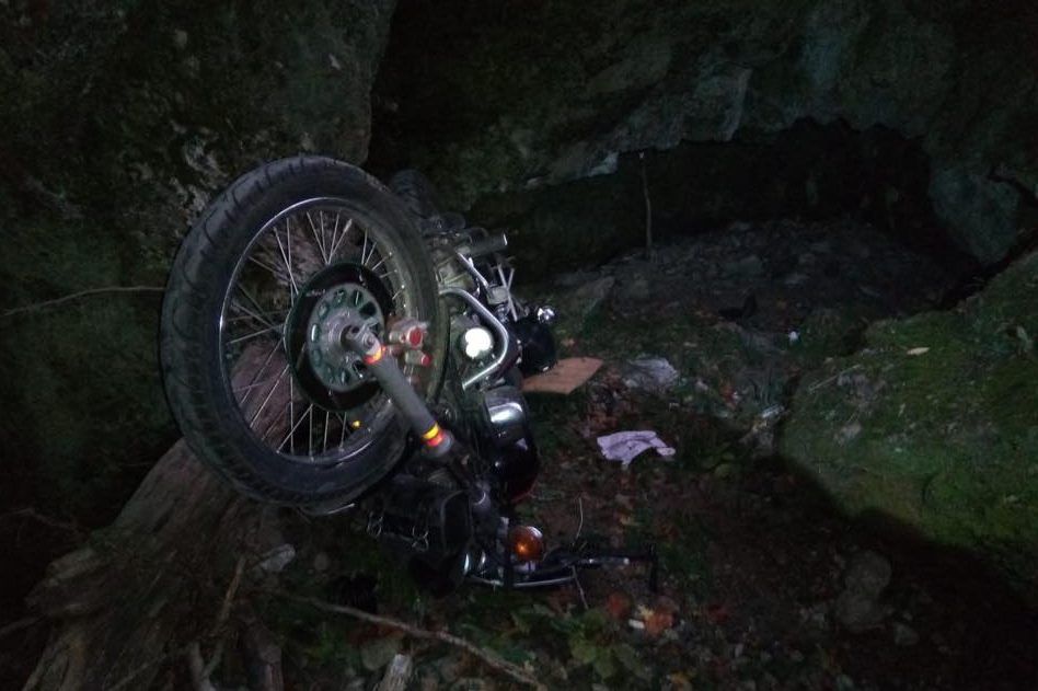 Un motociclist a murit după ce a căzut în râpă la Cheile Sohodolului