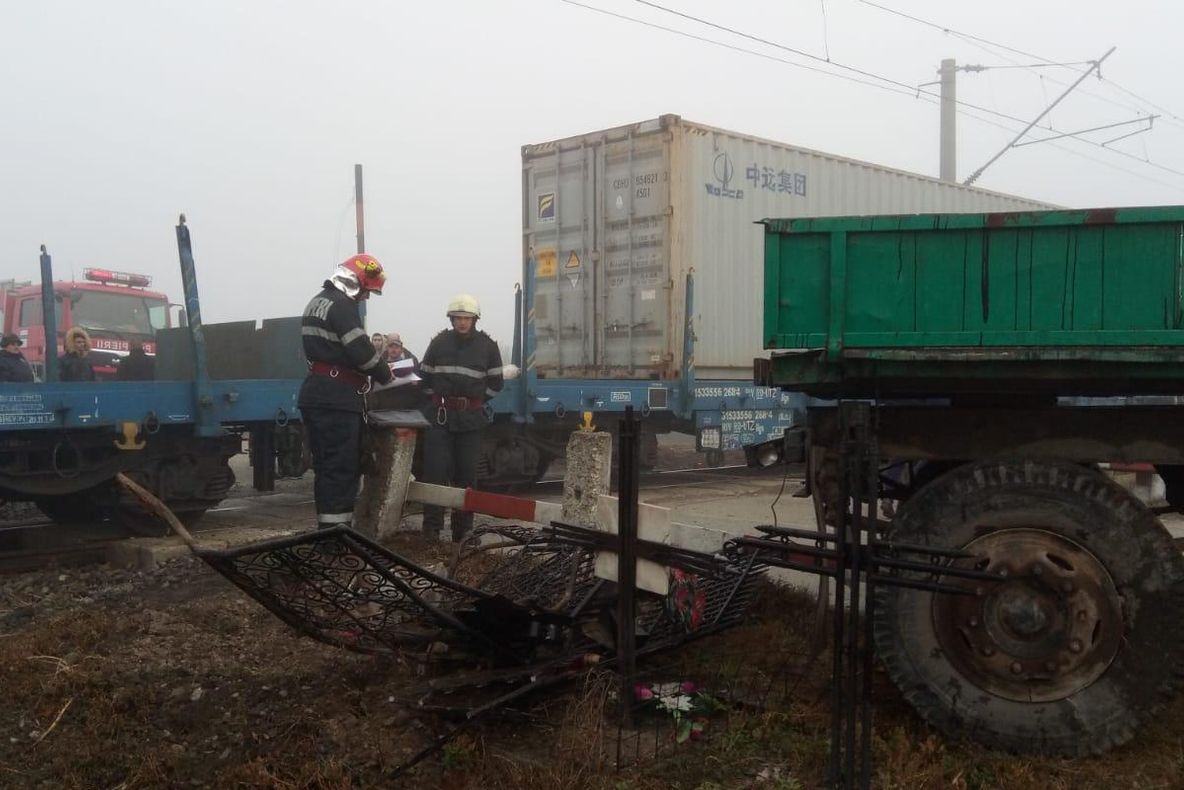 Tractor cu remorcă, lovit de tren la Târgu Jiu