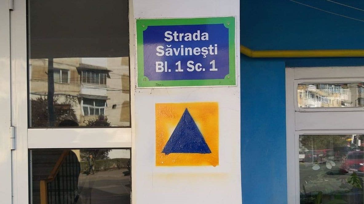 Ce înseamnă acest semn? Sigur l-ați văzut pe blocurile din Târgu Jiu!