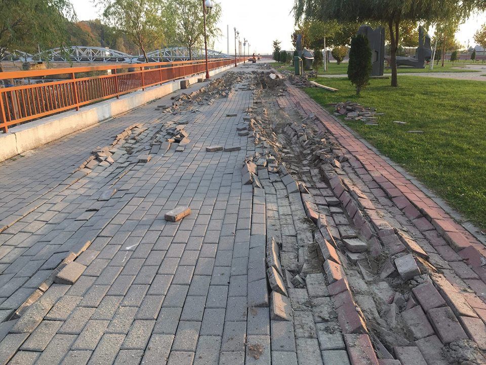 Aleea prostiei. Muncitorii Primăriei Târgu Jiu își distrug orașul