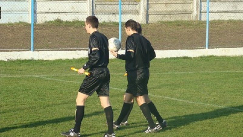 Scandal la meci. Suporterii ”Internaționalului” din Bălești au vrut să bată arbitrul