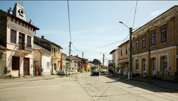 La Târgu Cărbunești cântă muzica pe stradă din boxele Primăriei