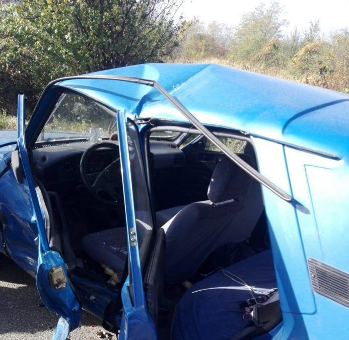 Dacie 1310, făcută praf la Tetila. O șoferiță a fost rănită