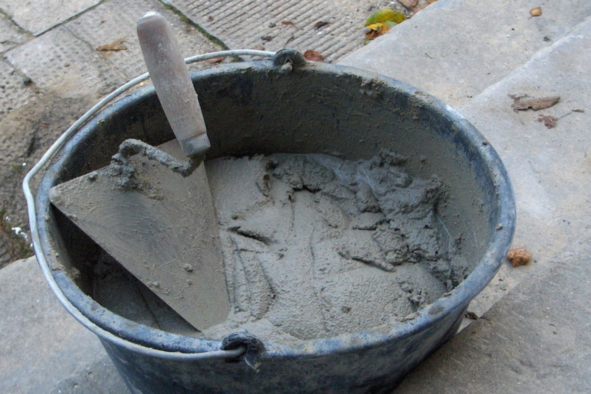 Caz șocant în Gorj: Și-a băgat soția cu capul în găleata cu ciment