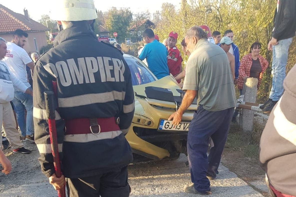O mașină a fost lovită de tren la Drăguțești