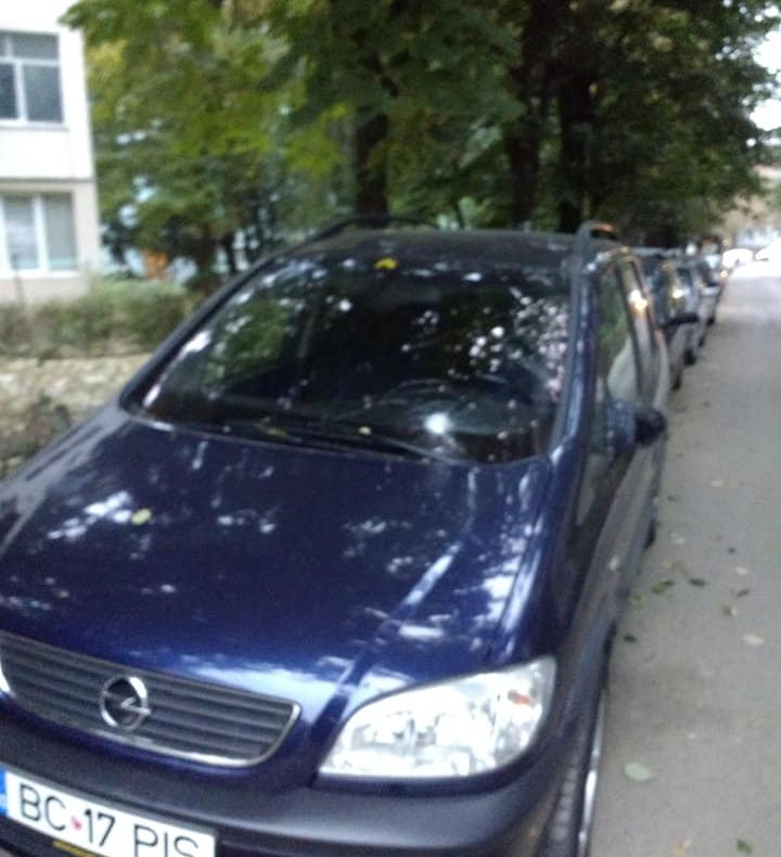 Caz șocant la Târgu Jiu! Și-au plimbat copilul pe lângă mașină | VIDEO