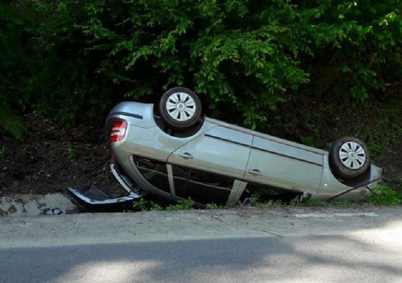 S-au răsturnat cu mașina la Negomir