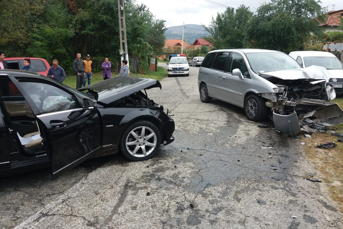 Accident spectaculos la Lelești. Impact frontal între două mașini