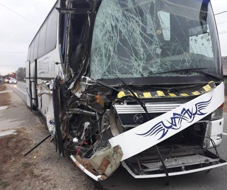 Accident între două autobuze pline cu mineri în Gorj