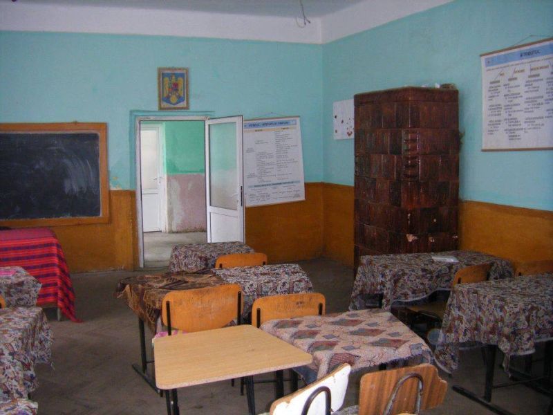 Elevii unei școli din Gorj învață în frig pentru că nu s-a găsit nimeni să taie lemne