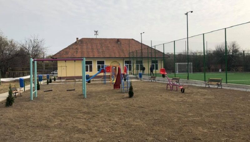 Loc de joacă și teren de sport într-un cartier din Rovinari