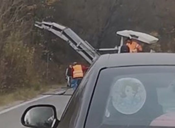 Muncitorii care repară un drum din Gorj aruncă asfalt în pădure