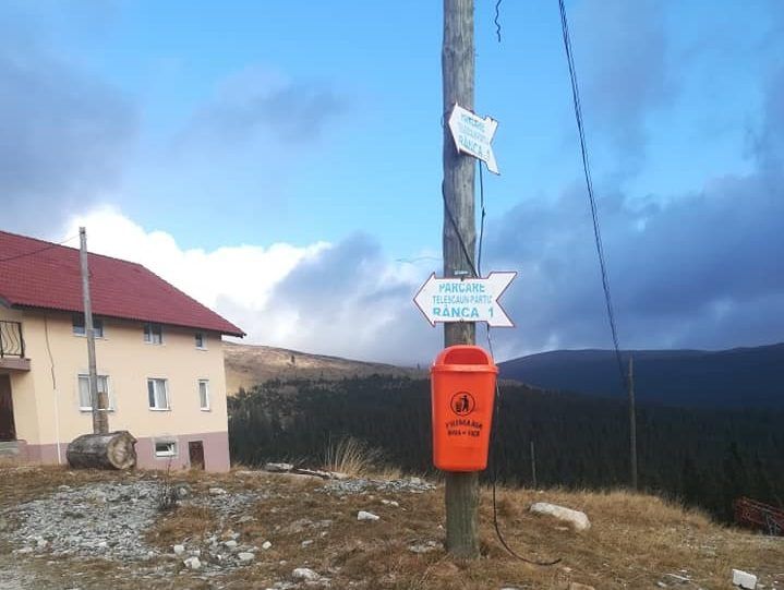 Un salt mare înainte pentru Rânca: Localitatea are coșuri de gunoi