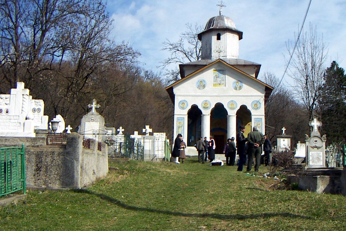 Doi tineri au fost prinși după ce au spart o biserică din Tismana