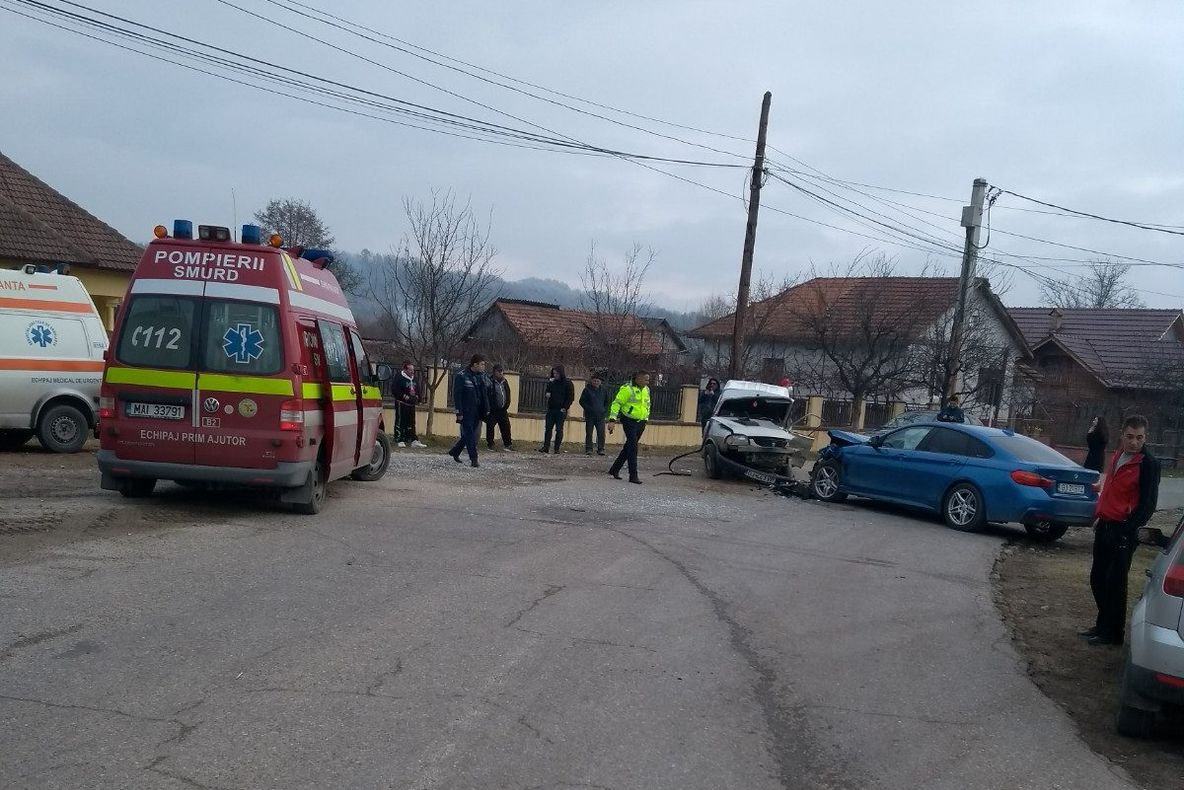 Accident la Alimpești: Două mașini distruse și doi răniți