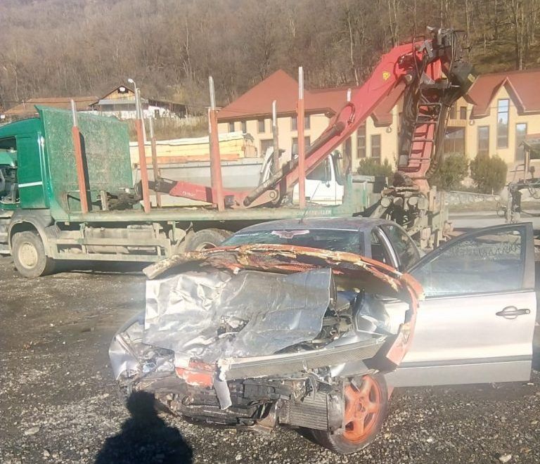 A intrat cu mașina într-un camion