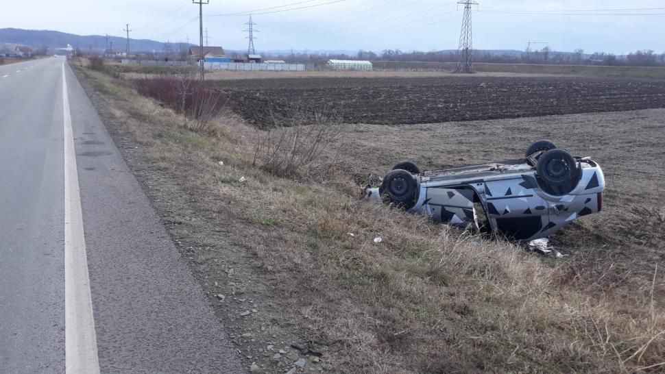 S-au dat cu mașina peste cap la Bîlteni