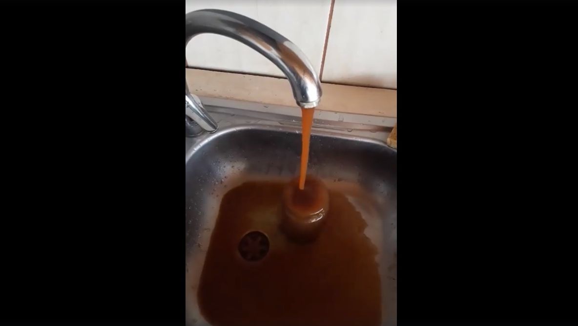 Într-o comună din Gorj curge apă maronie la robinet