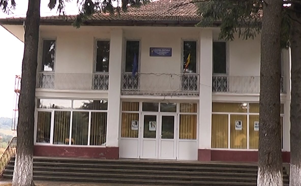 Scandal într-o comună din Gorj: Muncitorii care au renovat căminul cultural au amenințat că îi dau foc