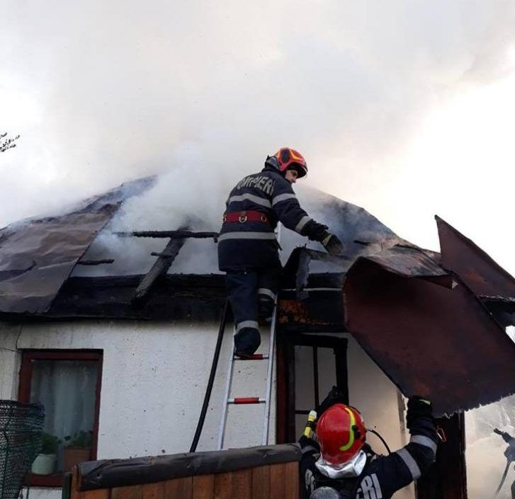 O casă din Iezureni a luat foc