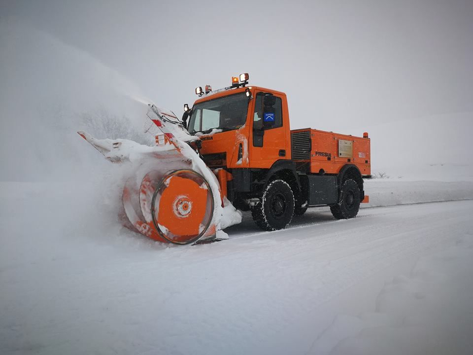 Ninsori abundente în Gorj: Drumarii, în alertă!