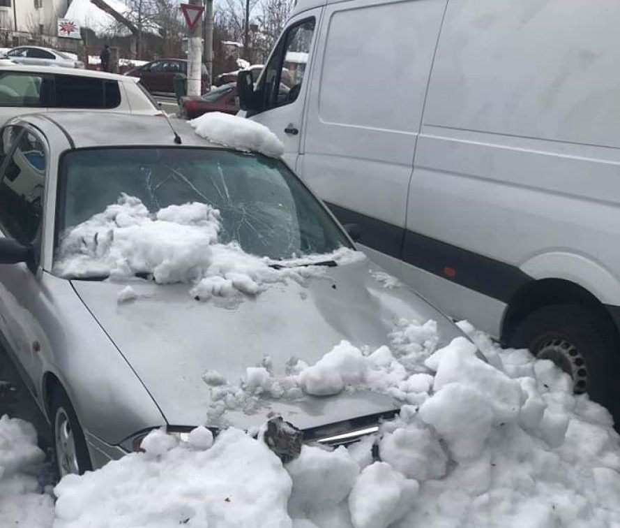 Mașini distruse de zăpadă la Târgu Jiu