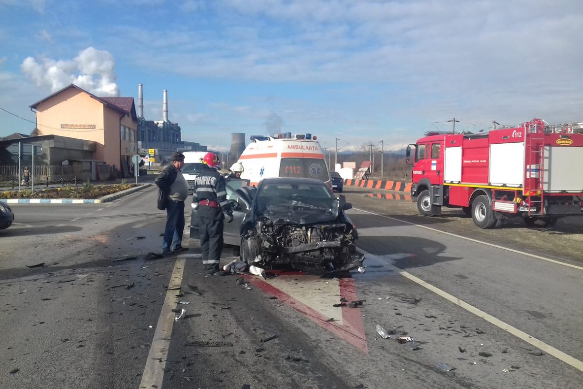 Accident rutier la Rovinari: Două mașini s-au ciocnit la intrarea în oraș