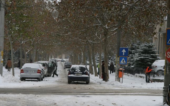 Accident în centrul Târgu Jiului din cauza zăpezii de pe șosea