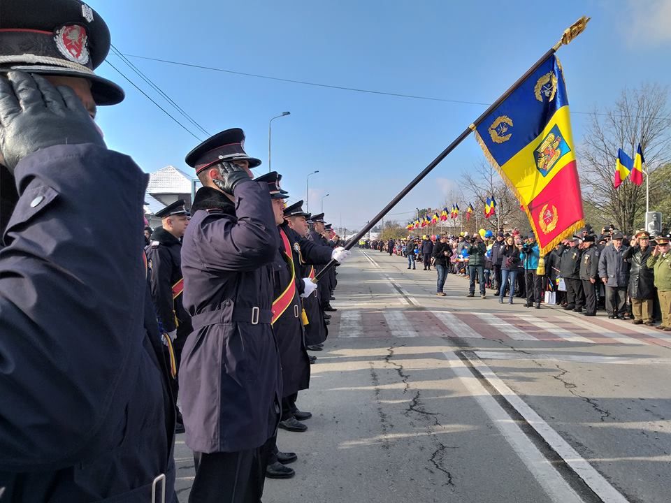 Parada militară de la Târgu Jiu. Defilare lângă Coloana Infinitului | FOTO