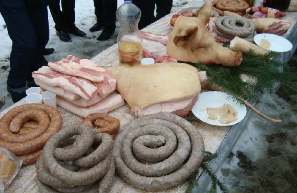 Porci de Crăciun, sacrificați pentru asistații social din Gorj