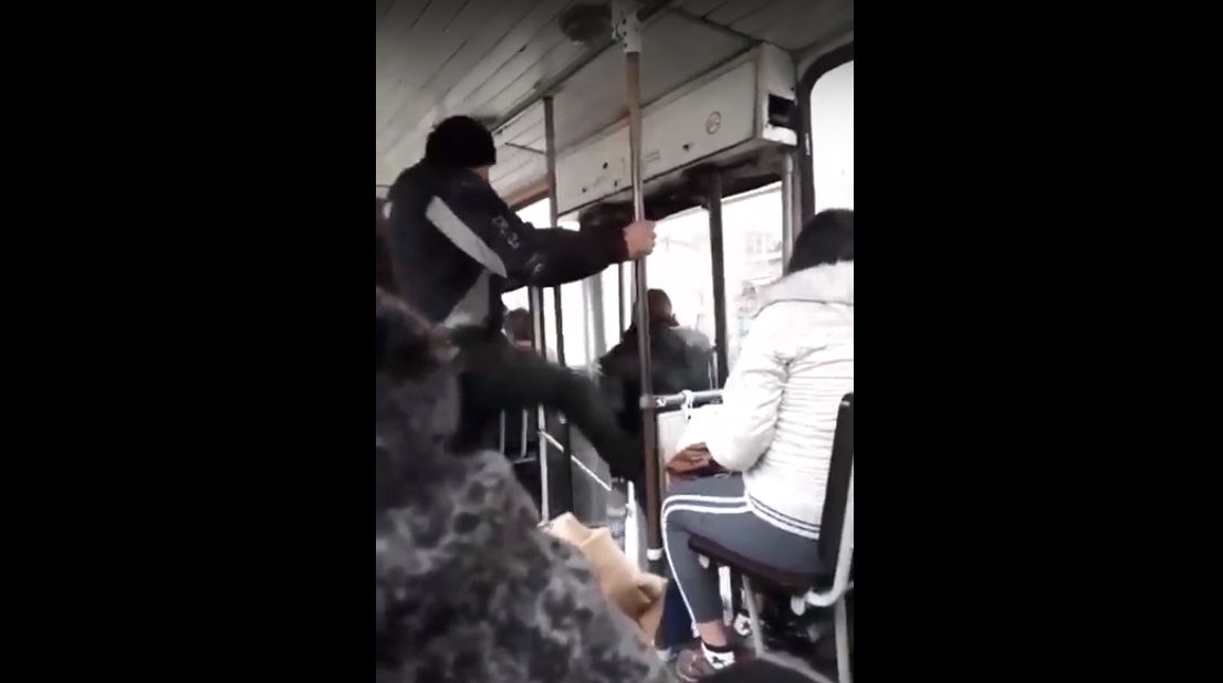 Ce a pățit un bărbat care a lovit un alt călător cu piciorul într-un troleibuz din Târgu Jiu