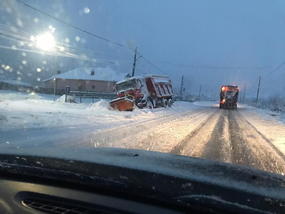 Un utilaj de deszăpezire a ajuns în șanț