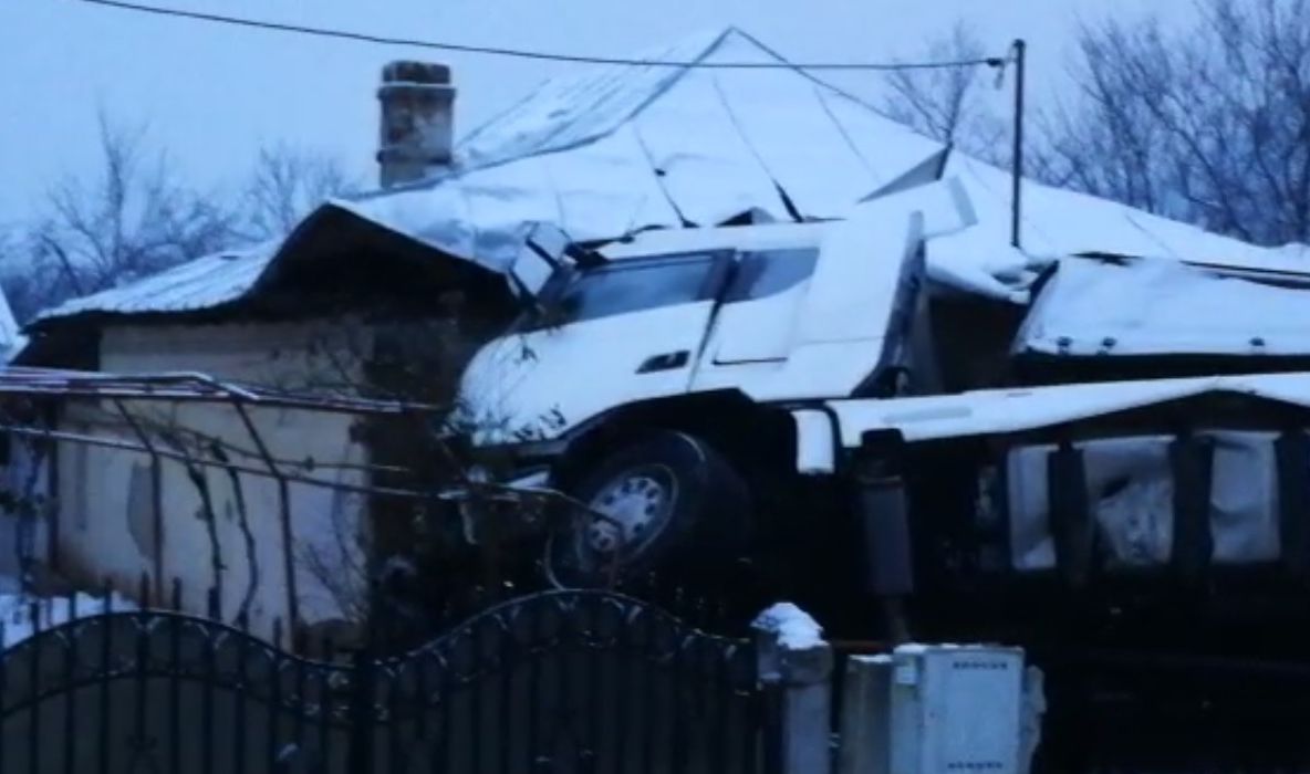 A intrat cu TIR-ul într-o casă din Bâlteni