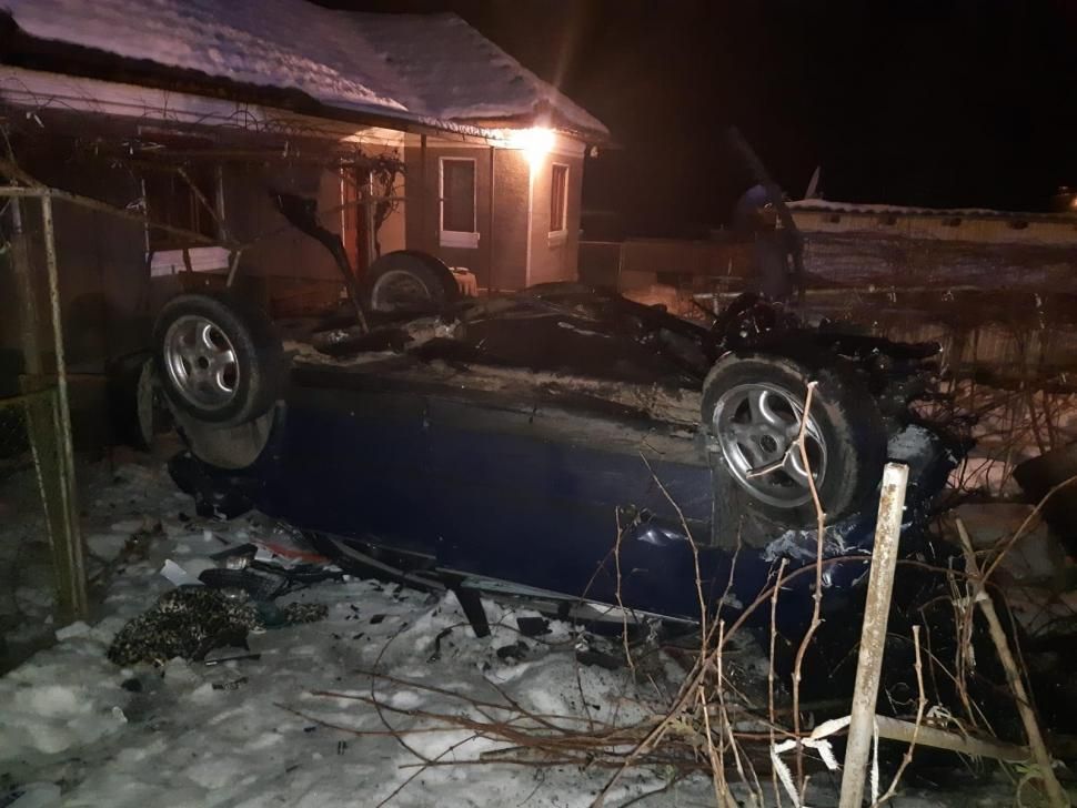 Doi tineri au ajuns la spital, după ce s-au răsturnat cu mașina în curtea unei case