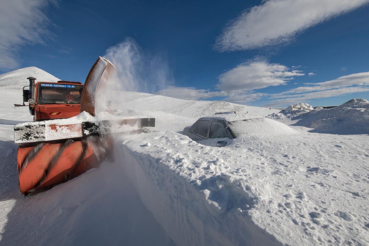 Mașină îngropată în zăpadă, găsită pe Transalpina