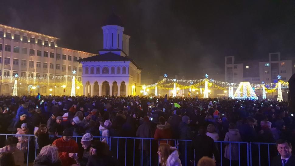 Mii de oameni au ieșit în stradă la Târgu Jiu, pentru a sărbători Anul Nou