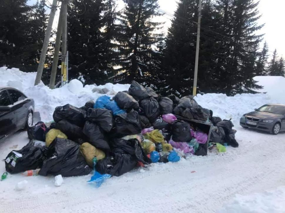 Sute de saci cu gunoaie, aruncați aiurea de turiștii de la Rânca